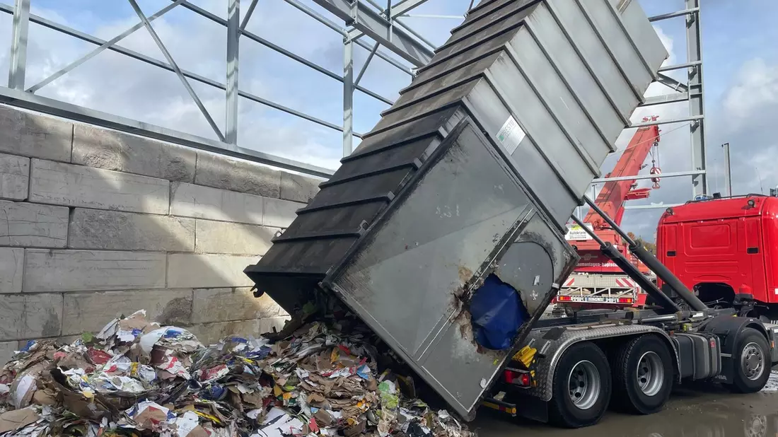FW Pforzheim: Containerbrand in Pforzheimer Einkaufszentrum erfordert Feuerwehreinsatz - Bild: presseportal.de