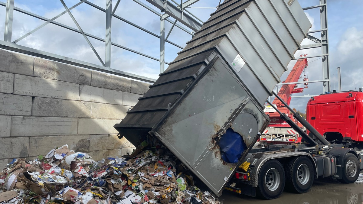 FW Pforzheim: Containerbrand in Pforzheimer Einkaufszentrum erfordert Feuerwehreinsatz - Foto: presseportal.de