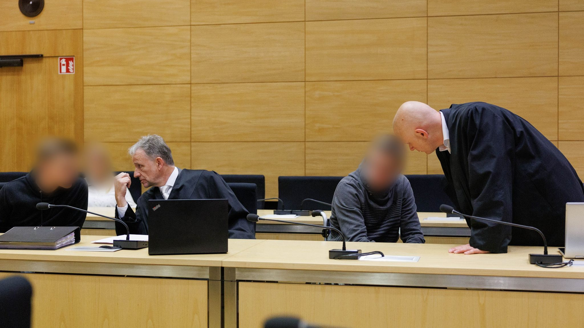 Christian Thüner (2.v.l) und Jerrit Schöll (r), die Verteidiger der Angeklagten, sprechen mit ihren Mandanten in einem Saal des Landgericht Bielefeld zum Auftakt im Prozess um ein illegales Motorradrennen mit Todesfolge. - Foto: Friso Gentsch/dpa