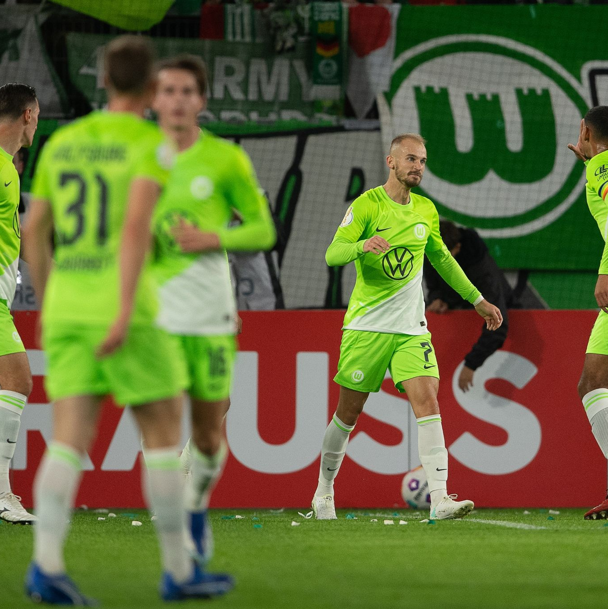 Der VfL Wolfsburg schmiss Pokalverteidiger RB Leipzig aus dem Wettbewerb. - Foto: Swen Pförtner/dpa