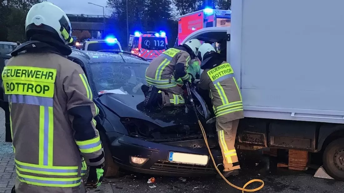 FW-BOT: Verkehrsunfall in Bottrop-Boy - eine Person eingeklemmt - Bild: presseportal.de