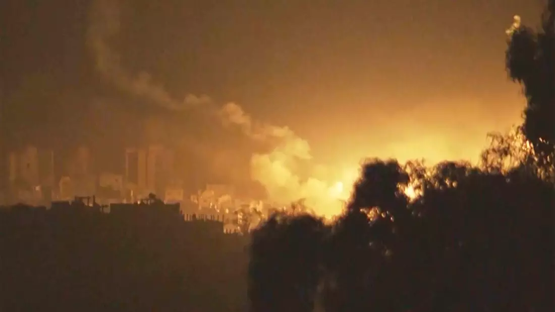 Vom Süden Israels aus sind heftige Explosionen im Gazastreifen zu sehen. - Bild: Uncredited/AP/dpa