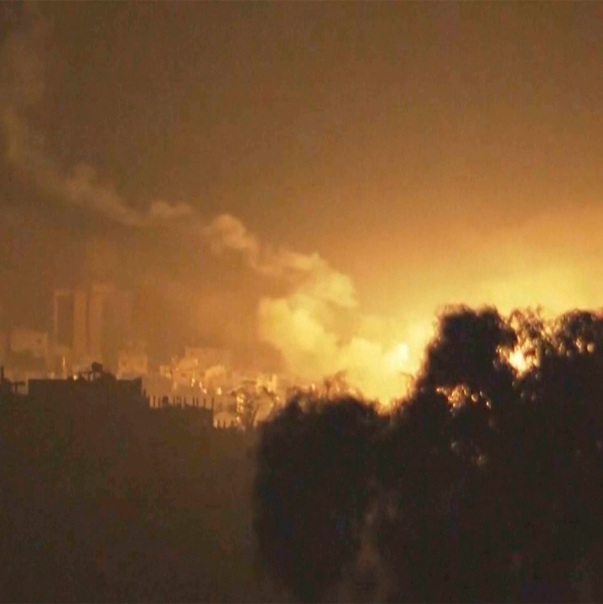 Vom Süden Israels aus sind heftige Explosionen im Gazastreifen zu sehen. - Foto: Uncredited/AP/dpa