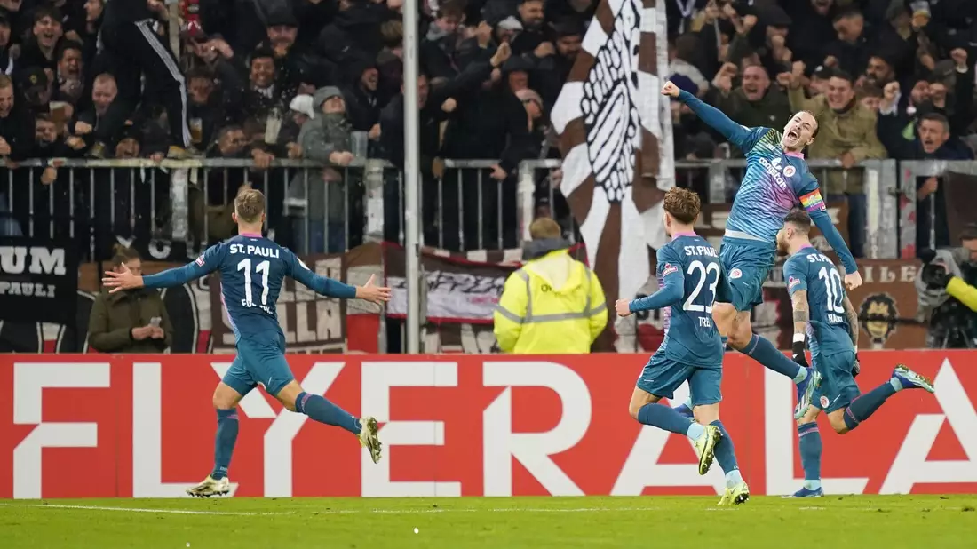 Johannes Eggestein (l) war St. Paulis Matchwinner gegen Schalke. - Bild: Marcus Brandt/dpa