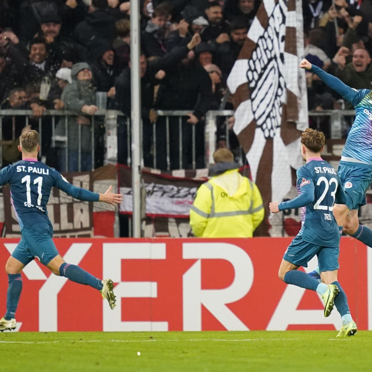 Johannes Eggestein (l) war St. Paulis Matchwinner gegen Schalke. - Foto: Marcus Brandt/dpa