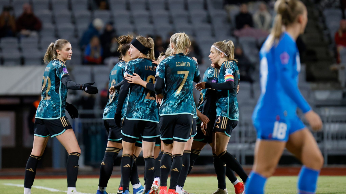 Die deutschen Fußballerinnen um Sjoeke Nüsken (r) unterlagen in Island. - Foto: Brynjar Gunnarsson/dpa