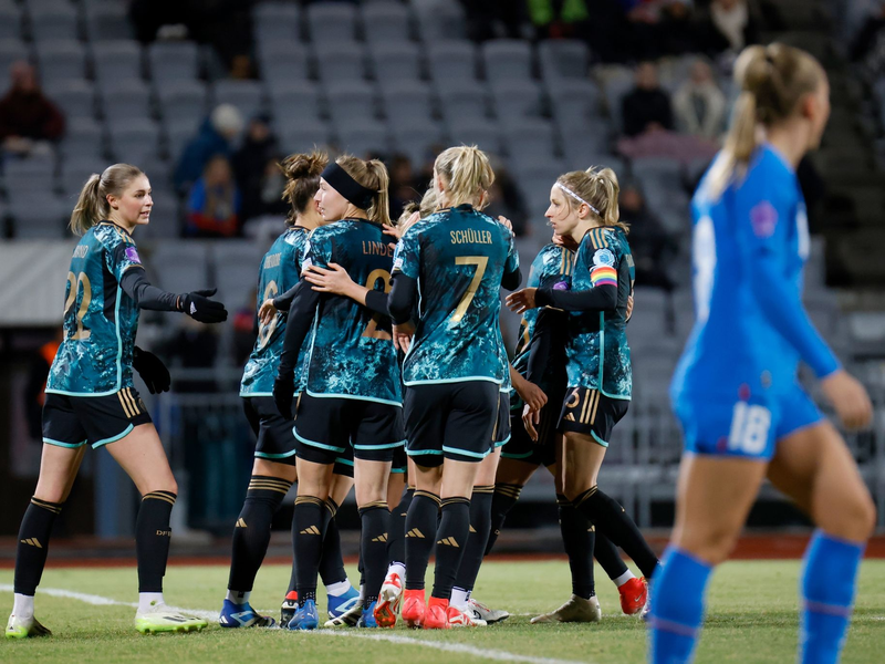 Die deutschen Fußballerinnen um Sjoeke Nüsken (r) unterlagen in Island. - Foto: Brynjar Gunnarsson/dpa
