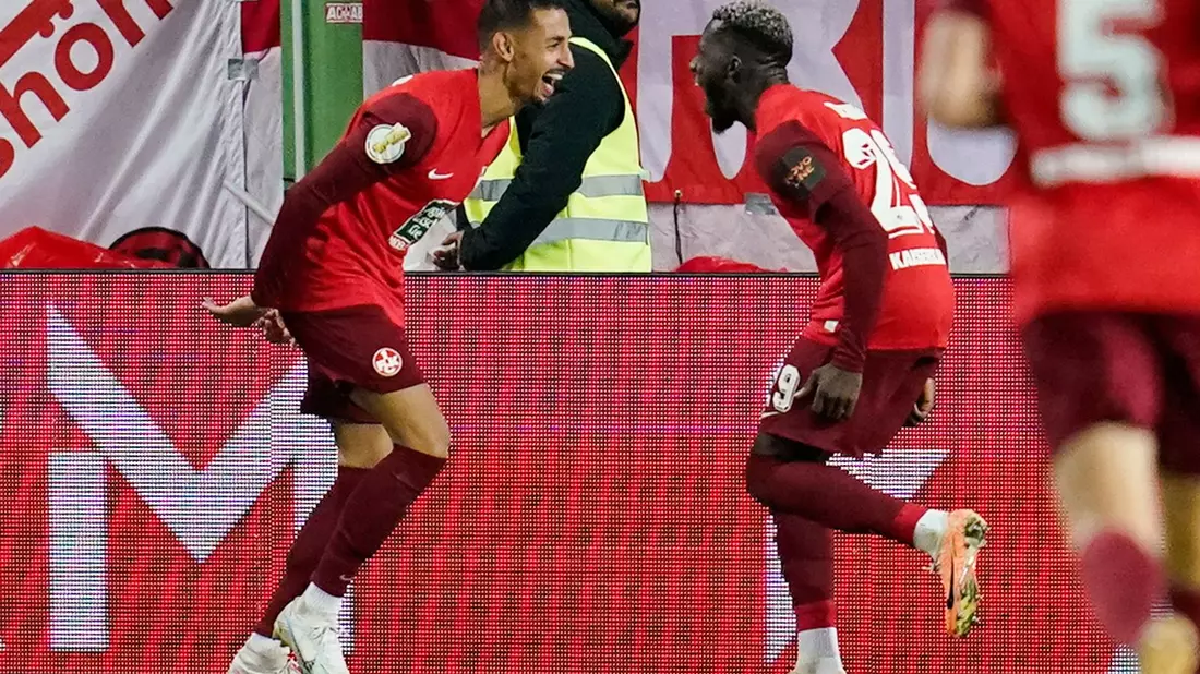Die beiden FCK-Torschützen Kenny Prince Redondo (l) und Richmond Tachie warfen mit Lautern den 1. FC Köln raus. - Bild: Uwe Anspach/dpa