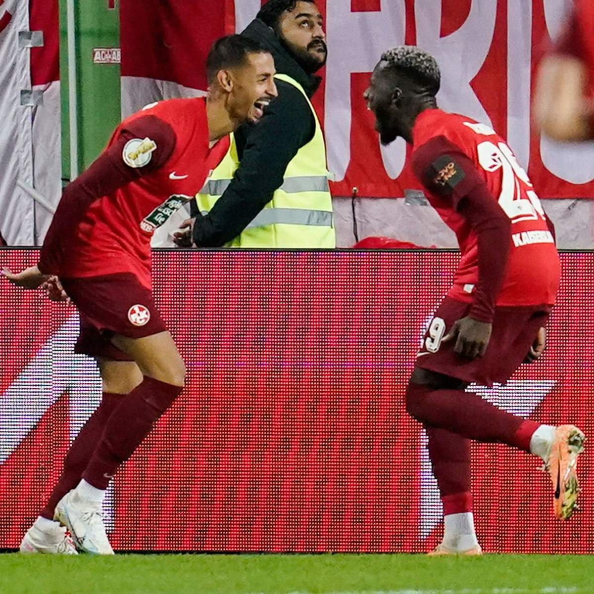 Die beiden FCK-Torschützen Kenny Prince Redondo (l) und Richmond Tachie warfen mit Lautern den 1. FC Köln raus. - Foto: Uwe Anspach/dpa
