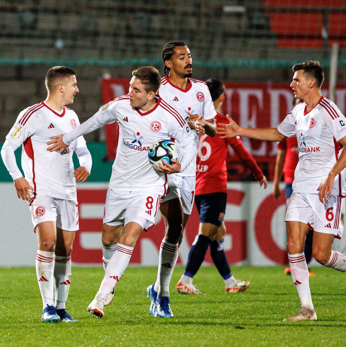 Traf dreimal ins Hachinger Tor: Düsseldorfs Isak Bergmann Johannesson. - Foto: Matthias Balk/dpa