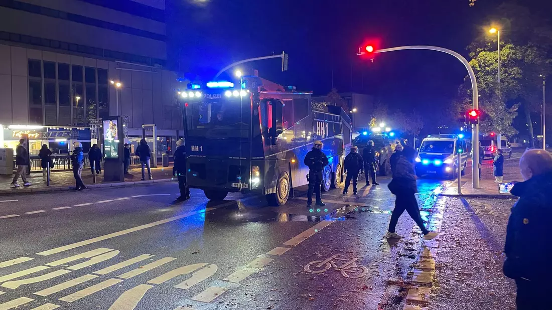 Am Harburger Ring in Hamburg haben Menschen Pyrotechnik auf Polizisten geworfen. - Bild: René Schröder/News5/dpa