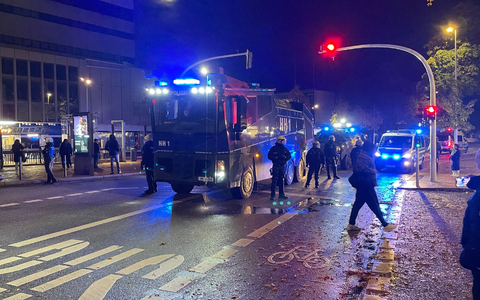 Am Harburger Ring in Hamburg haben Menschen Pyrotechnik auf Polizisten geworfen. - Foto: René Schröder/News5/dpa