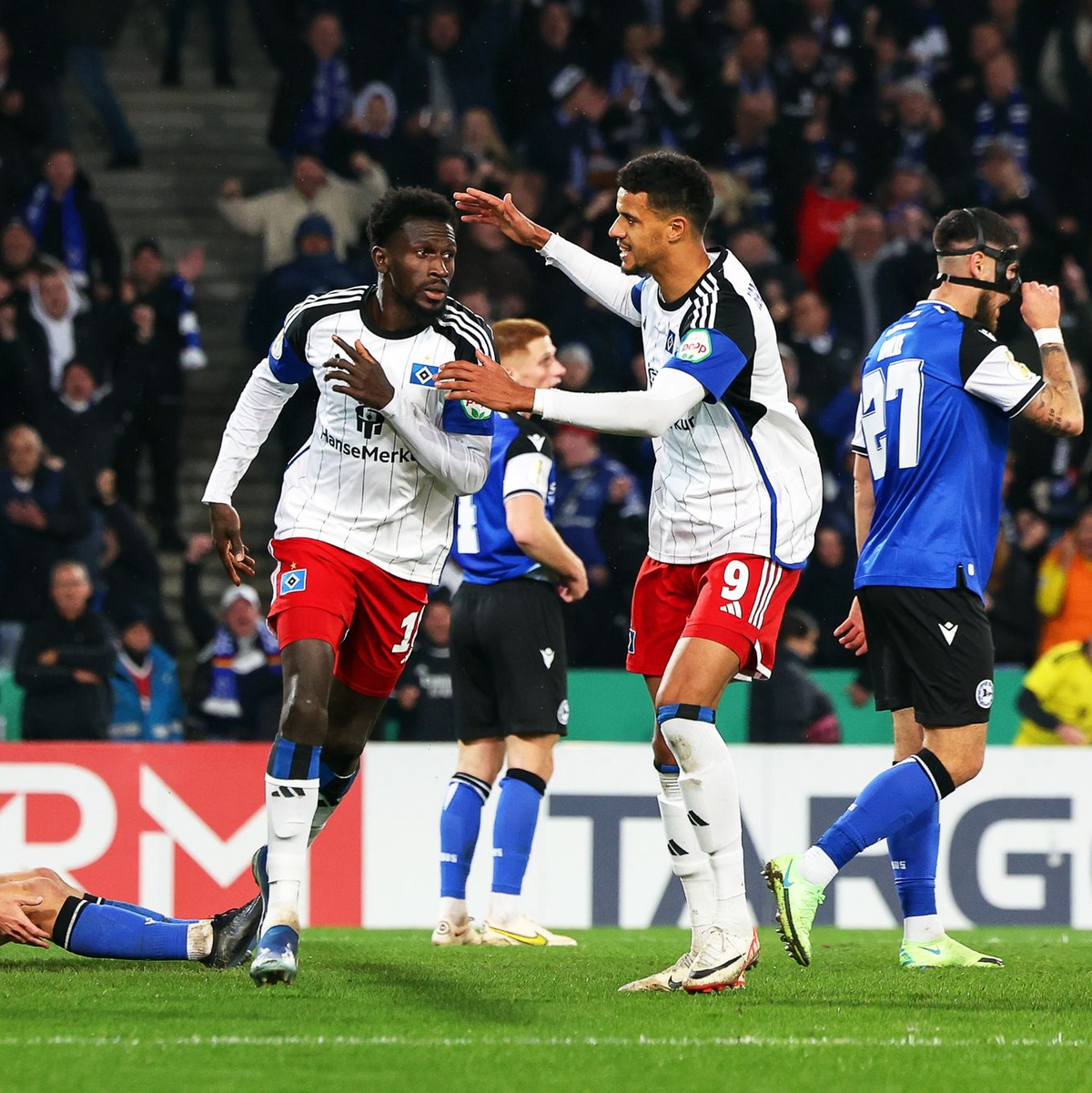 Bakery Jatta (2.v.l) brachte den HSV mit seinem Tor in der Verlängerung in Bielefeld. - Foto: Friso Gentsch/dpa