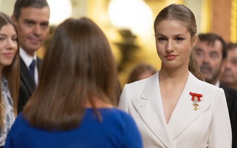 Prinzessin Leonor (r) legt ihren Eid auf die Verfassung im Abgeordnetenhaus ab.. - Foto: Eduardo Parra/EUROPA PRESS/dpa Prinzessin Leonor (r) legt ihren Eid auf die Verfassung im Abgeordnetenhaus ab.. - Foto: Eduardo Parra/EUROPA PRESS/dpa