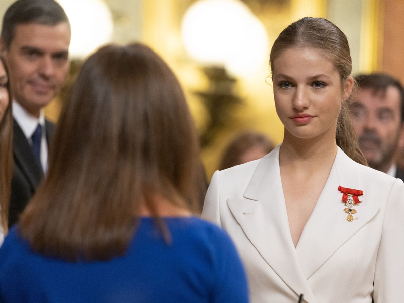 Prinzessin Leonor (r) legt ihren Eid auf die Verfassung im Abgeordnetenhaus ab.. - Foto: Eduardo Parra/EUROPA PRESS/dpa