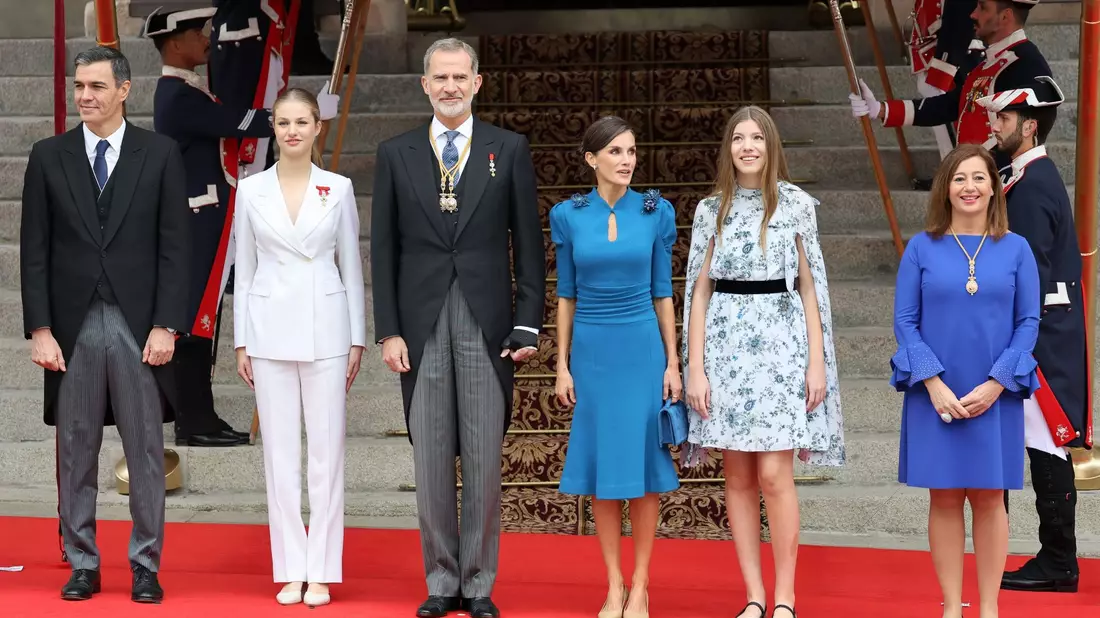 Ministerpräsident Pedro Sanchez (l-r), Prinzessin Leonor, König Felipe, Königin Letizia, Infantin Sofia und Francina Armengol, Präsidentin des Abgeordnetenhauses. - Bild: Raúl Terrel/EUROPA PRESS/dpa