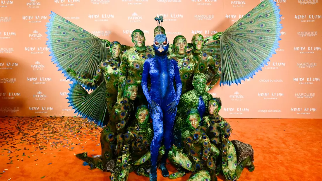 Heidi Klum (l) als Pfau und ihr Ehemann Tom Kaulitz (als Ei) feiern Halloween in New York. - Bild: Evan Agostini/Invision/AP/dpa