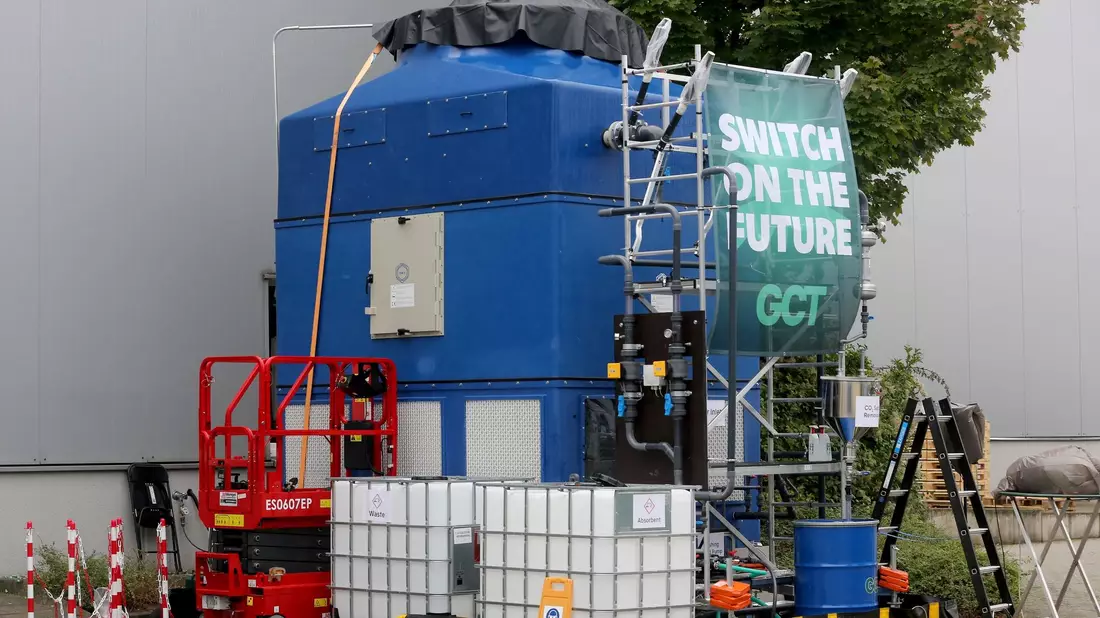 Die sogenannte «Greenberry 2», eine etwa fünf Meter hohe Demonstrationsanlage, mit der das Treibhausgas Kohlendioxid aus der Luft abgeschieden werden kann, eine Art «CO2-Staubsauger». - Bild: Roland Weihrauch/dpa