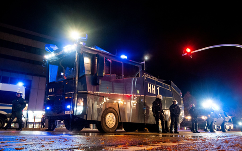 Ein Wasserwerfer der Polizei steht im Stadtteil Harburg bereit. In der Halloween-Nacht ist es in Hamburg zu Ausschreitungen gekommen. - Foto: Daniel Bockwoldt/dpa/Daniel Bockwoldt