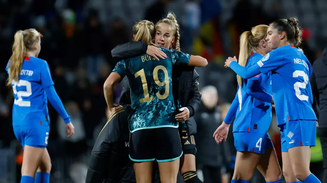 Giulia Gwinn (hinten) und Klara Bühl sicherten den DFB-Sieg auf Island. - Bild: Brynjar Gunnarsson/dpa