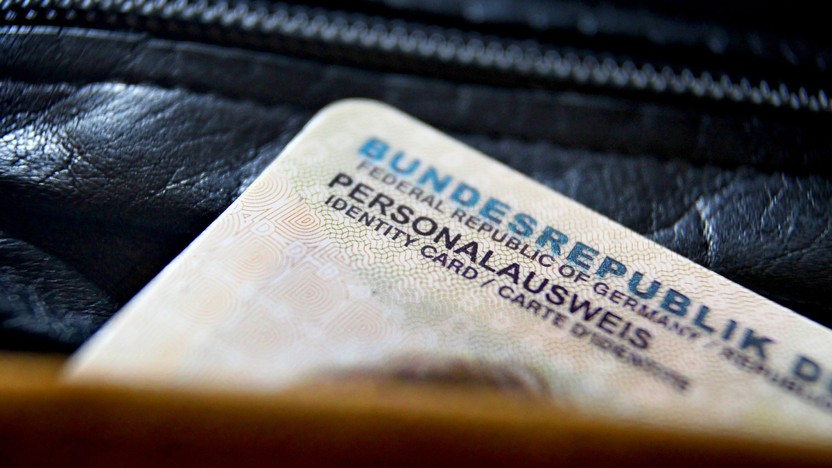 Im Netz könnten digitale Identitäten den analogen Personalausweis ablösen. - Foto: Karl-Josef Hildenbrand/dpa/dpa-tmn