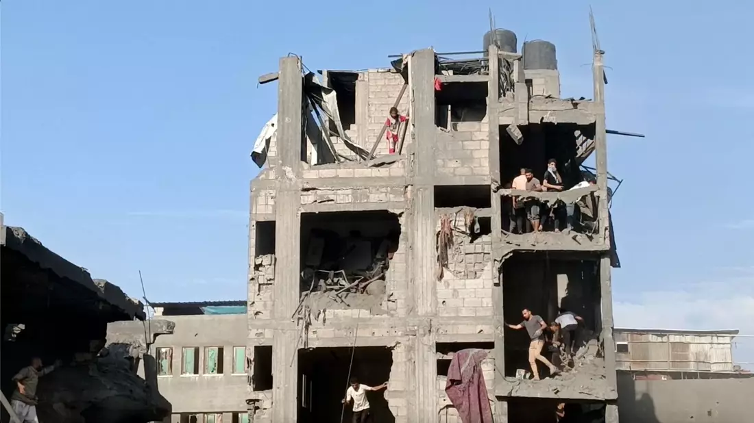 Das Wohnhaus in Dschabalia wurde durch israelische Luftangriffe stark beschädigt. - Bild: Fadi Majed/AP/dpa