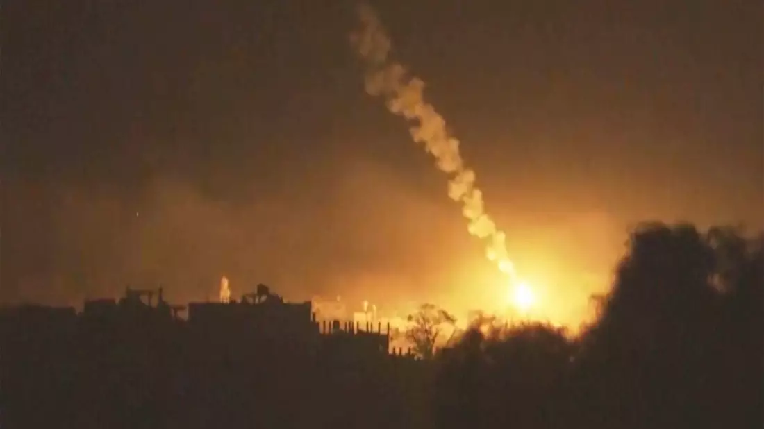 Vom Süden Israels aus sind heftige Explosionen im Gazastreifen zu sehen. - Bild: Uncredited/AP/dpa