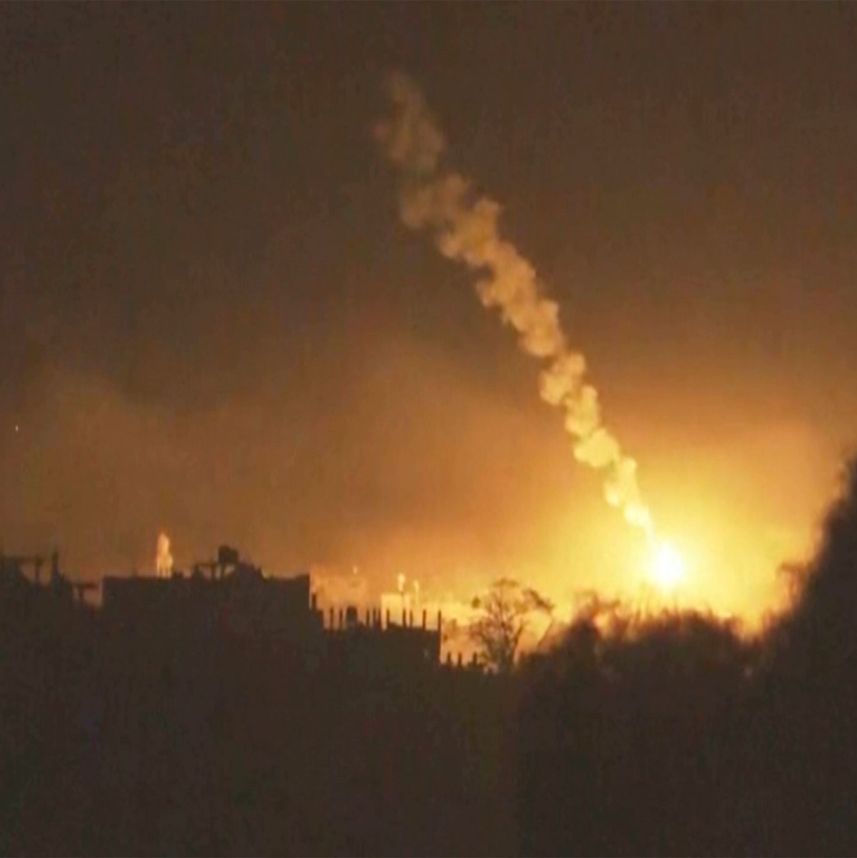 Vom Süden Israels aus sind heftige Explosionen im Gazastreifen zu sehen. - Foto: Uncredited/AP/dpa