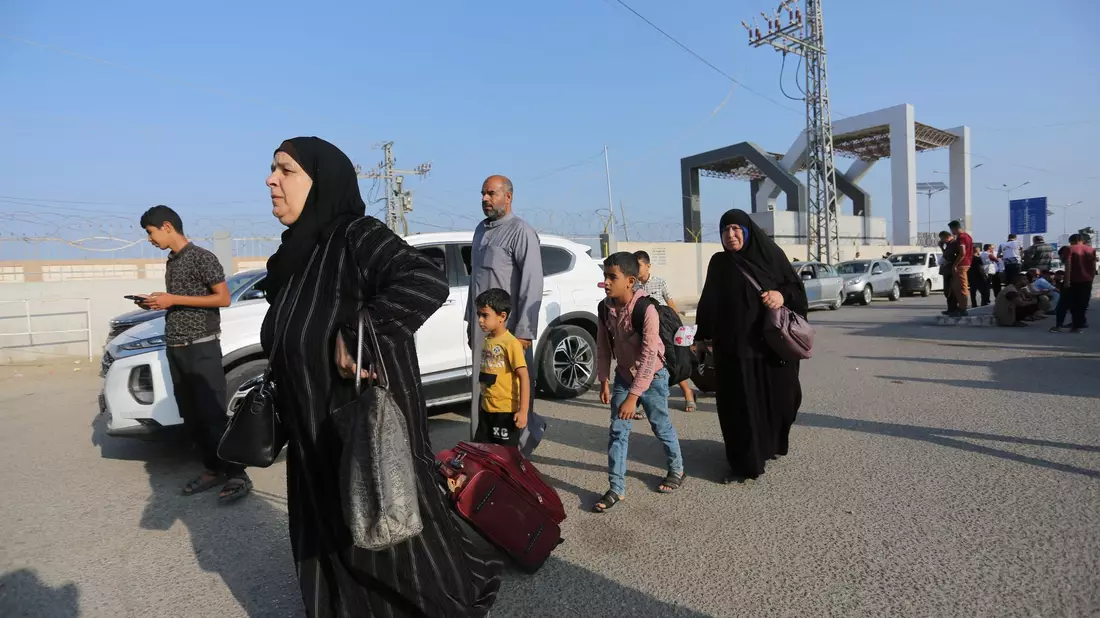 Palästinenserinnen und Palästinenser am Grenzübergang Rafah. - Bild: Hatem Ali/AP