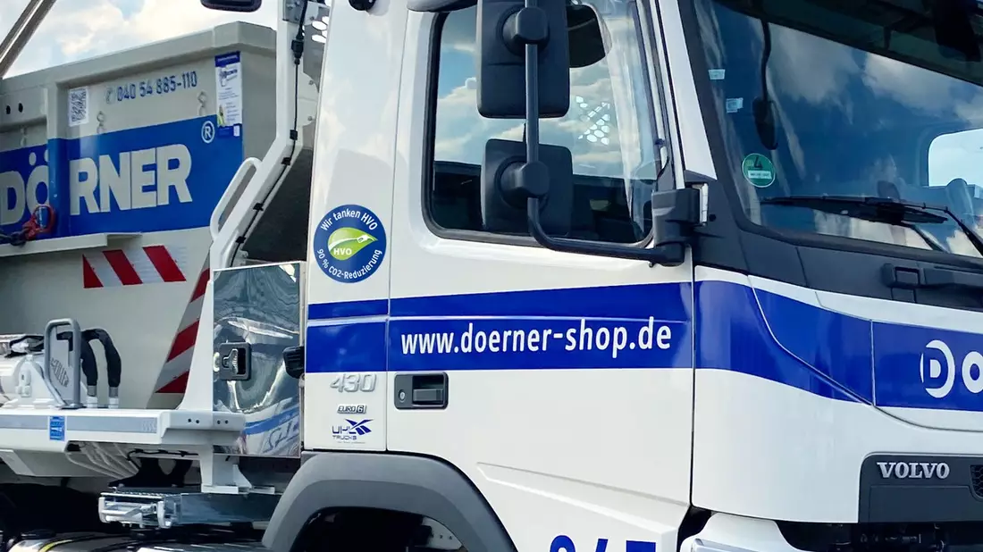 Der Fuhrparkbetrieb von OTTO DÖRNER wird klimafreundlicher durch den Einsatz vom emissionsarmen Treibstoff HVO aus pflanzlichen Abfällen - Bild: presseportal.de