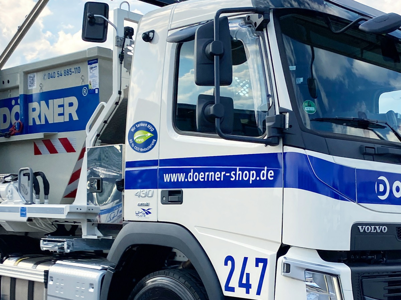 Der Fuhrparkbetrieb von OTTO DÖRNER wird klimafreundlicher durch den Einsatz vom emissionsarmen Treibstoff HVO aus pflanzlichen Abfällen - Foto: presseportal.de