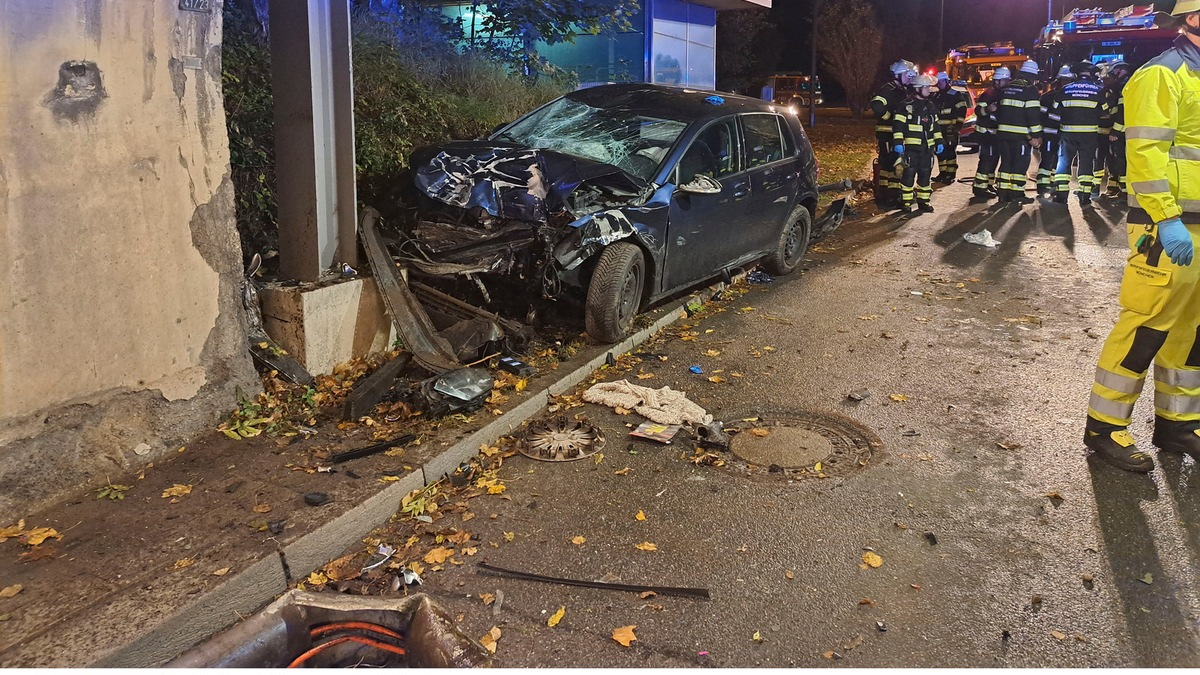 FW-M: Pkw knallt gegen Unterführung (Berg am Laim) - Foto: presseportal.de