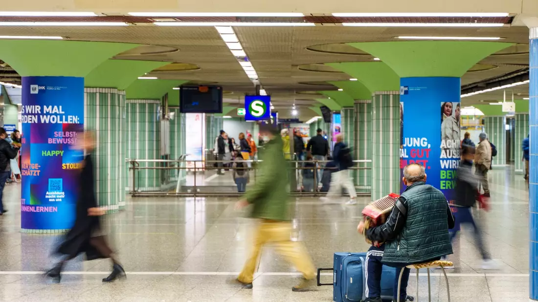 Menschen gehen durch die B-Ebene des ÖPNV-Bahnhofs Hauptwache in Frankfurt. - Bild: Andreas Arnold/dpa