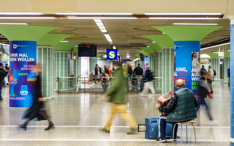 Menschen gehen durch die B-Ebene des ÖPNV-Bahnhofs Hauptwache in Frankfurt. - Foto: Andreas Arnold/dpa