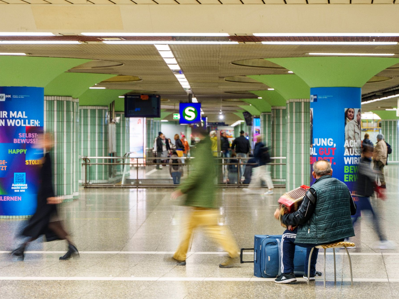 Menschen gehen durch die B-Ebene des ÖPNV-Bahnhofs Hauptwache in Frankfurt. - Foto: Andreas Arnold/dpa