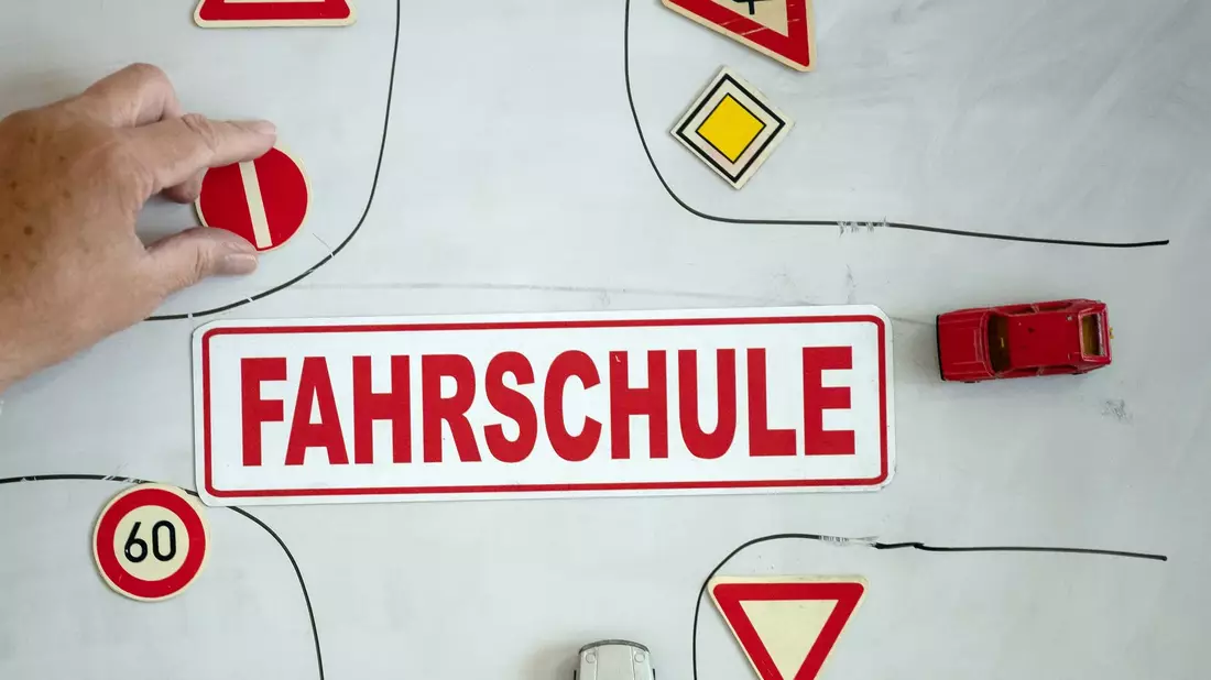 Der Erwerb eines Führerscheins ist teuer geworden. - Bild: Swen Pförtner/dpa