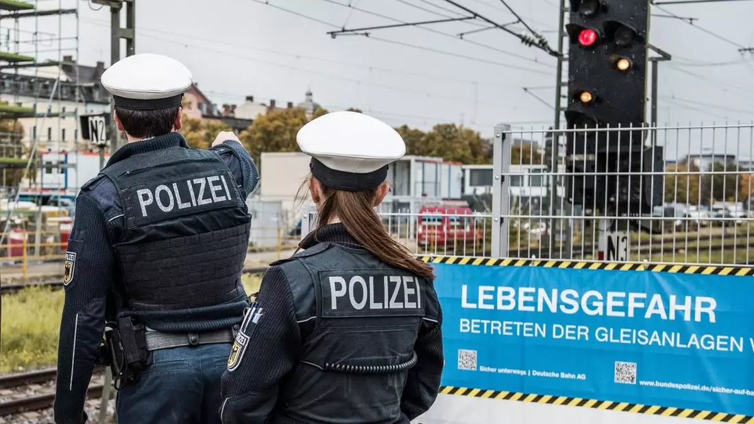 Bundespolizeidirektion München: Alkoholbedingter Gleissturz / 31-Jährige hatte viel Glück - Bild: presseportal.de