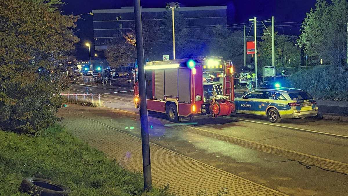 FW Konstanz: Zwei schwere Unfälle fast zeitgleich / Kind unter PKW eingeklemmt - Personenzug rammt PKW auf Bahnübergang - Foto: presseportal.de