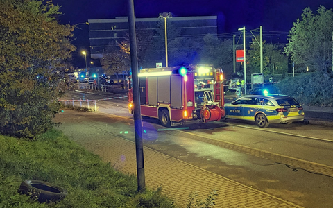 FW Konstanz: Zwei schwere Unfälle fast zeitgleich / Kind unter PKW eingeklemmt - Personenzug rammt PKW auf Bahnübergang - Foto: presseportal.de