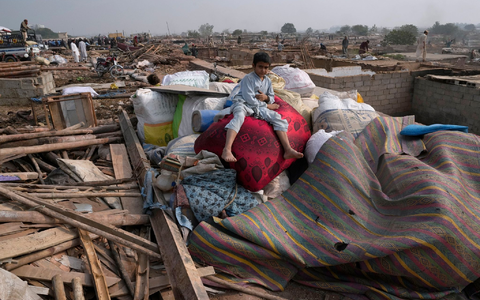 Polizisten stehen Wache am Haupteingang des Hauptsitzes der Wahlkommission in Islamabad. - Foto: Anjum Naveed/AP/dpa