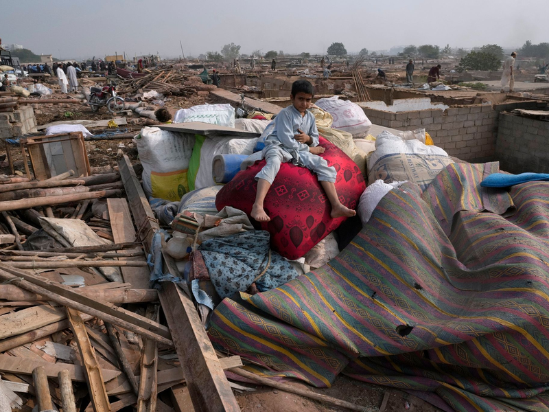 Polizisten stehen Wache am Haupteingang des Hauptsitzes der Wahlkommission in Islamabad. - Foto: Anjum Naveed/AP/dpa