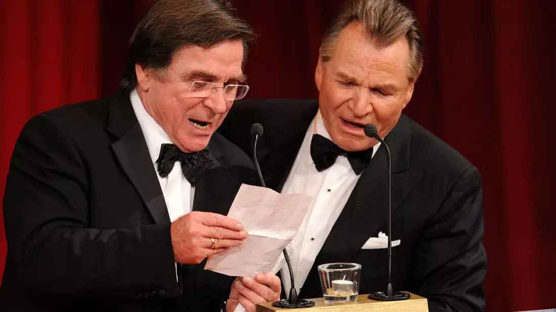 Die Schauspieler-Brüder Elmar (l) und Fritz Wepper bedanken sich für die Verleihung des Deutschen Entertainment-Preises DIVA (2009). - Bild: Tobias Hase/dpa