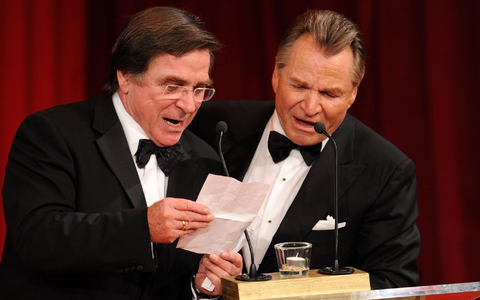 Die Schauspieler-Brüder Elmar (l) und Fritz Wepper bedanken sich für die Verleihung des Deutschen Entertainment-Preises DIVA (2009). - Foto: Tobias Hase/dpa Die Schauspieler-Brüder Elmar (l) und Fritz Wepper bedanken sich für die Verleihung des Deutschen Entertainment-Preises DIVA (2009). - Foto: Tobias Hase/dpa