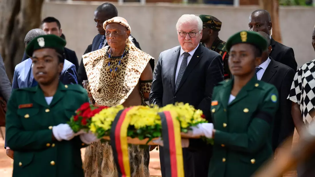 Bundespräsident Frank-Walter Steinmeier in einer Klasse der Maji-Maji Grundschule in Songea. - Bild: Bernd von Jutrczenka/dpa