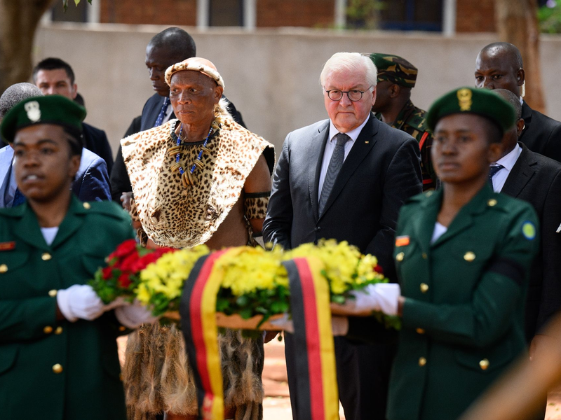 Bundespräsident Frank-Walter Steinmeier in einer Klasse der Maji-Maji Grundschule in Songea. - Foto: Bernd von Jutrczenka/dpa