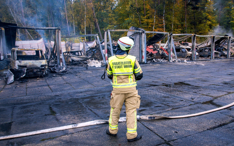 Feuerwehrleute löschen letzte Brandherde nach einem Feuer auf dem Gelände der Feuerwehr in Warin. - Foto: Jens Büttner/dpa