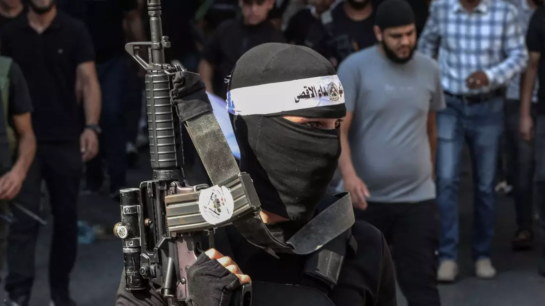 Ein bewaffneter Palästinenser im Westjordanland bei der Beerdigung von zwei palästinensischen Männern der Al-Aqsa-Märtyrer-Brigaden der Palästinenserorganisation Fatah. - Bild: Stringer/dpa