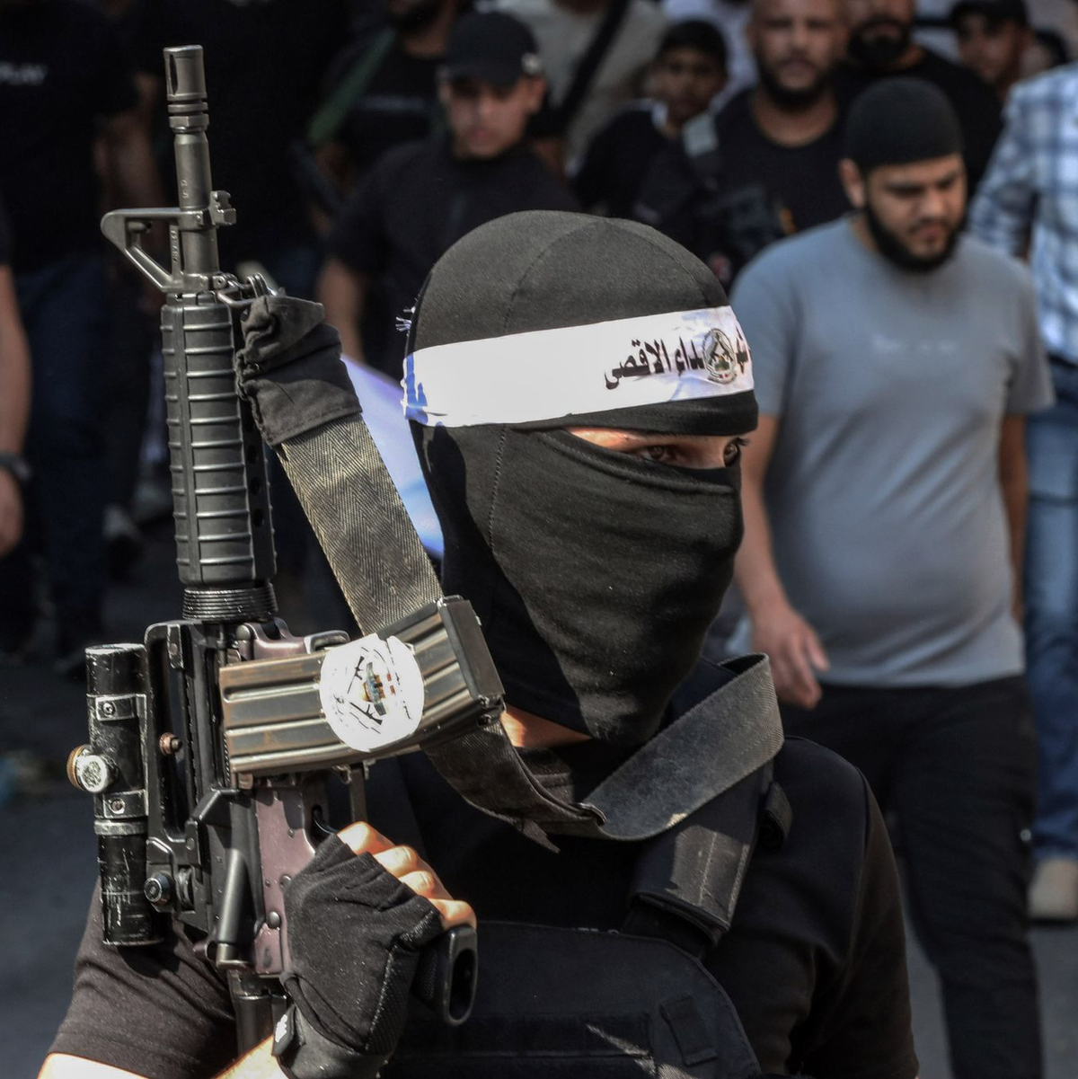 Ein bewaffneter Palästinenser im Westjordanland bei der Beerdigung von zwei palästinensischen Männern der Al-Aqsa-Märtyrer-Brigaden der Palästinenserorganisation Fatah. - Foto: Stringer/dpa