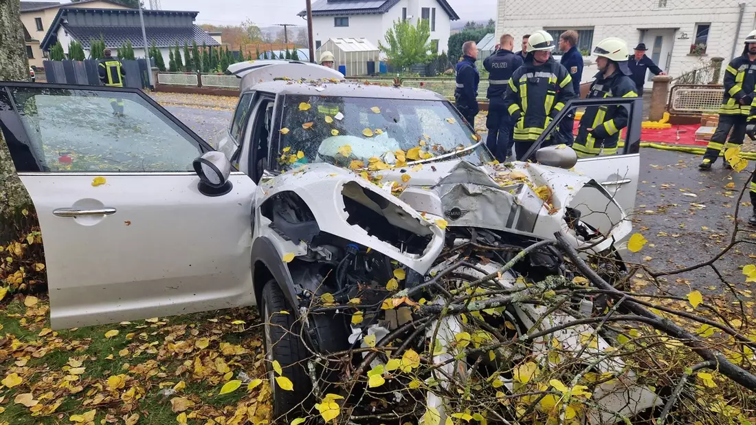 FW Westerburg: PKW prallt frontal gegen Baum - Fahrerin und Beifahrer werden schwer verletzt - Bild: presseportal.de