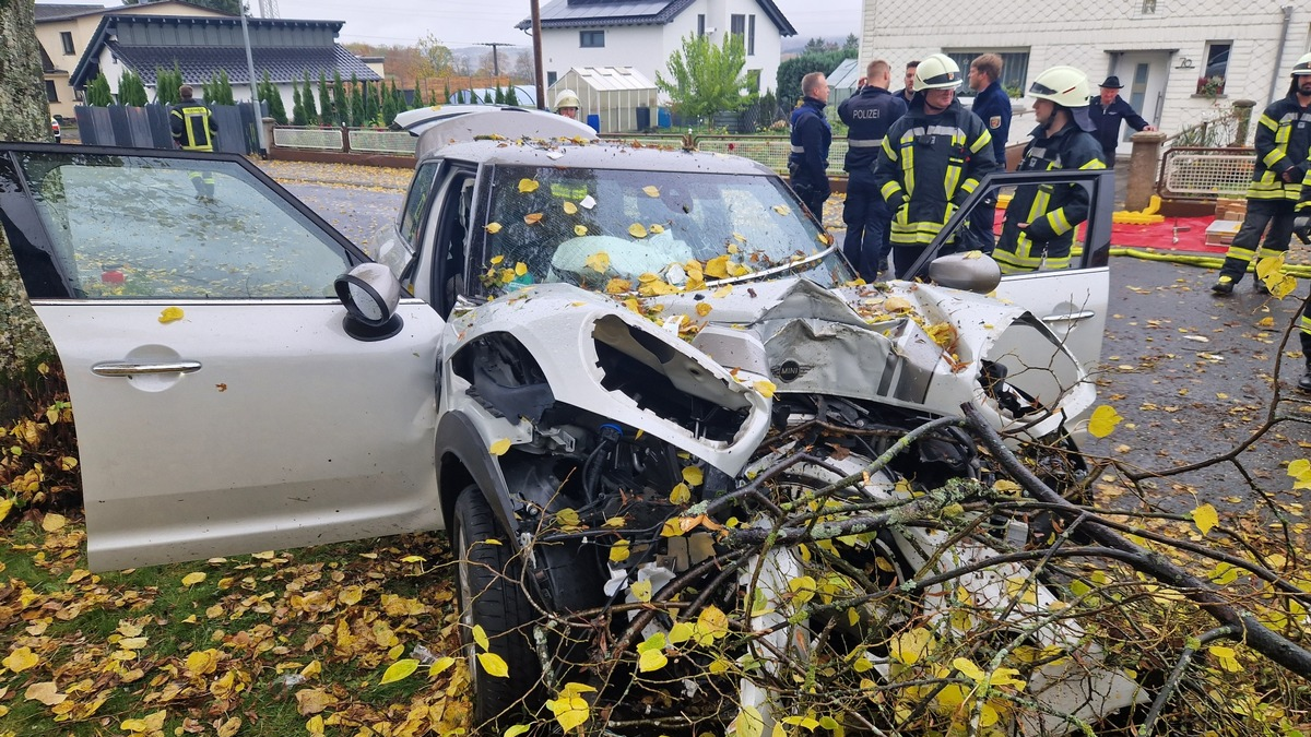 FW Westerburg: PKW prallt frontal gegen Baum - Fahrerin und Beifahrer werden schwer verletzt - Foto: presseportal.de